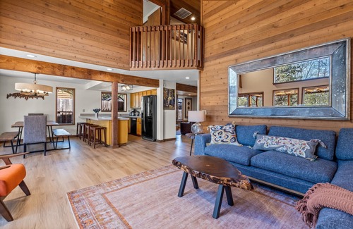 Tumalo House | Hot Tub ~ Riverfront ~ Dog Friendly ~ Solo Stove ~ EV Charger ~ Sauna!