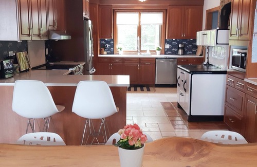 Lake St. Peter Cottage | Hot tub. Sauna. Sandy beach. Heritage trail.