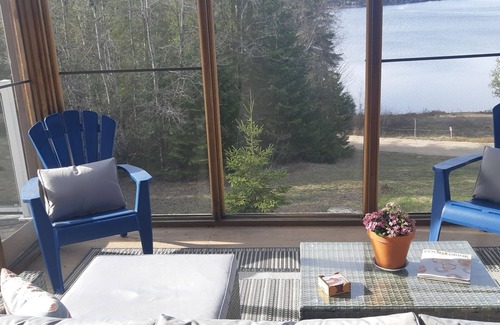 Lake St. Peter Cottage | Hot tub. Sauna. Sandy beach. Heritage trail.