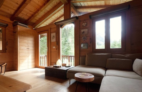 Les Praz-de-Chamonix Ski Chalet | Hot tub & sauna, log fire, near ski lift & village, great views