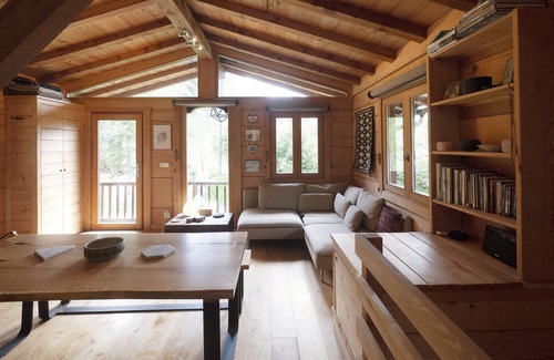 Les Praz-de-Chamonix Ski Chalet | Hot tub & sauna, log fire, near ski lift & village, great views