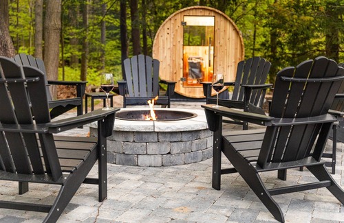 Covert House | Hot Tub | Sauna | Walk to Lake | Fire Pit | 10 min to South Haven | Accessible