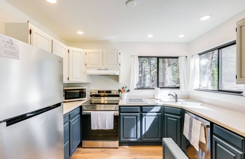 Deer Park House | Hot Tub & SHARC Passes: Renovated Sunriver Retreat