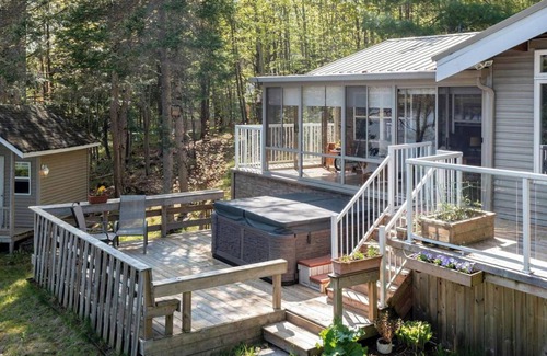 Baysville Cottage | Hot Tub, SUP, Canoe, Fireplace, WiFi, Dog Friendly, 5 Mins to Baysville