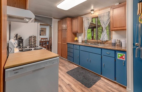 Washougal House | Hot tub under the stars on the Washougal River! Close to Dougan Falls!