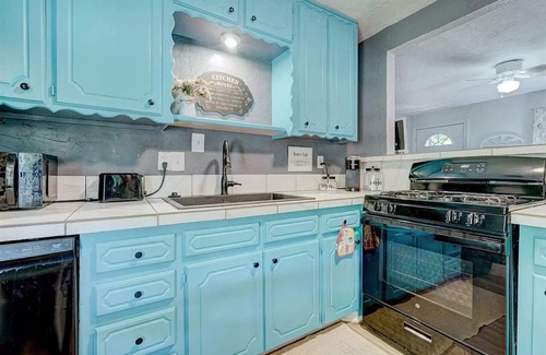 Medicine Park House | Hot Tub + Views! Chic 3BR/2BA Tosan’s Cottage