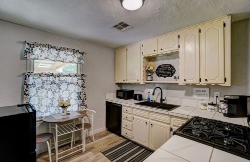 Medicine Park House | Hot Tub + Views! Chic 3BR/2BA Tosan’s Cottage