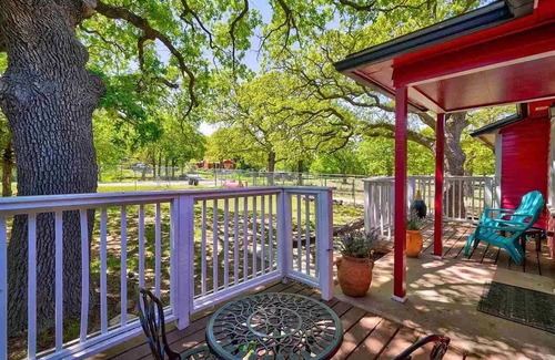 Medicine Park House | Hot Tub + Views! Chic 3BR/2BA Tosan’s Cottage