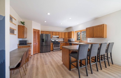 Sandpoint House | Hot Tub & Views near Schweitzer | Family Retreat