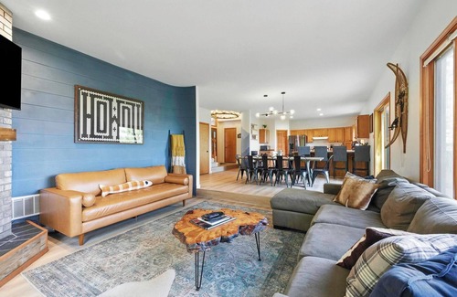 Sandpoint House | Hot Tub & Views near Schweitzer | Family Retreat