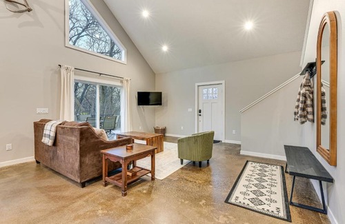 Pella House | Hot Tub, Water Access Cabin Near Lake Red Rock!