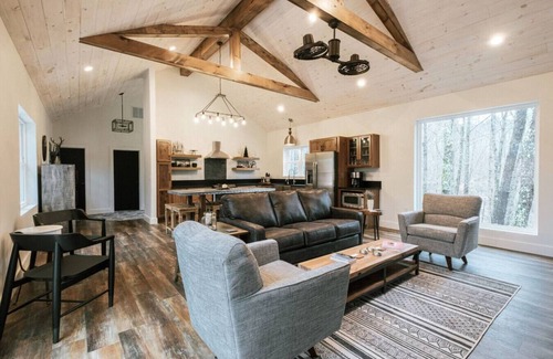 Primrose Apartment | Hot-Tub/Wifi/Fireplace - Honeysuckle Bridge