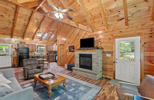 Primrose Cabin | Hot Tub, WiFi, Fireplace - Cliffview Resort - DayDreamer Log Cabin - 9mins to Natural Bridge RRG!