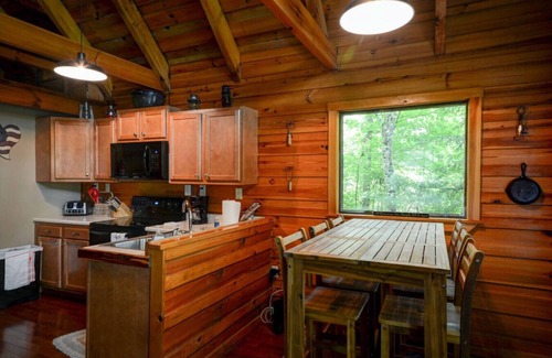 Campton Apartment | Hot Tub & WiFi - Hidden Chalet Red River Gorge, KY