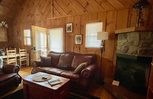 Zoe Cabin | Hot Tub, WiFi & Pets - Sunday Silence in Red River Gorge, KY!
