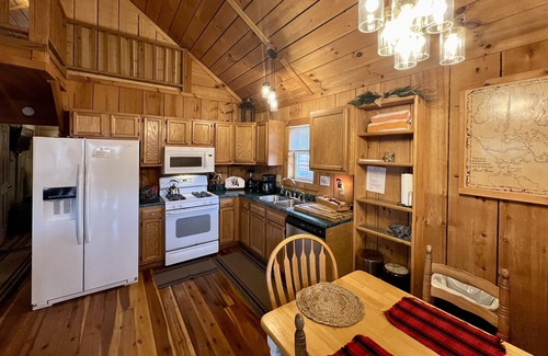 Zoe Cabin | Hot Tub, WiFi & Pets - Sunday Silence in Red River Gorge, KY!