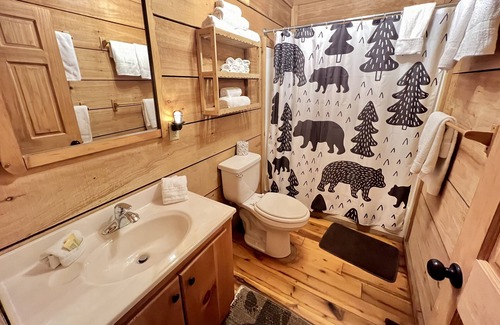 Zoe Cabin | Hot Tub, WiFi & Pets - Sunday Silence in Red River Gorge, KY!