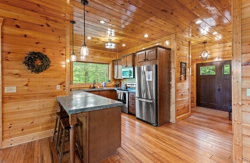 Rogers Cabin | Hot Tub & WiFi - Sky Pointe - LUX cabin w/views in Red River Gorge, Kentucky!