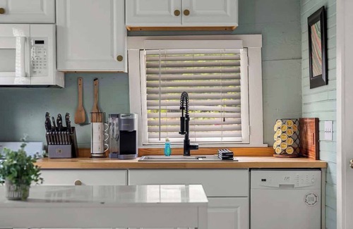 Eastside Cottage | Hot Tubs + DT Duplex + Two Blocks off Forsyth Park