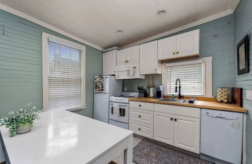 Eastside Cottage | Hot Tubs + DT Duplex + Two Blocks off Forsyth Park