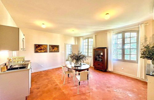 Quartier Administrations Apartment | Hotel Boudon 15, 1BR Apt, 4 guests, Air con