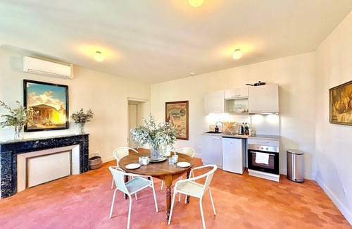 Quartier Administrations Apartment | Hotel Boudon 15, 1BR Apt, 4 guests, Air con