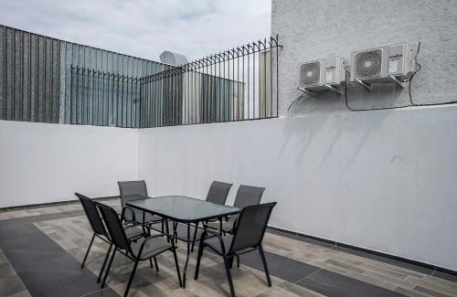 Leon House | Hotel Bugambilias