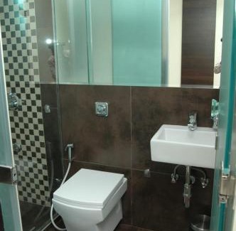 Wellington Pier Hotel | Hotel Causeway, Colaba
