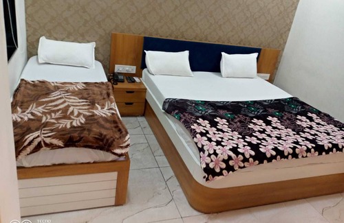 Halvad House | HOTEL CENTER POINT GUEST HOUSE
