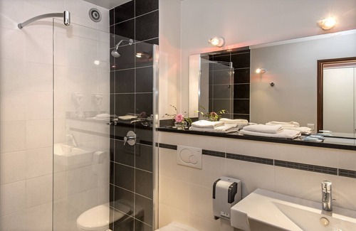 La Canourgue Hotel | Hotel Du Commerce logis de france