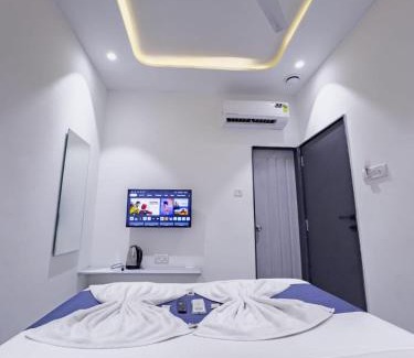 Mumbai Bed & Breakfast | Hotel Flora Inn