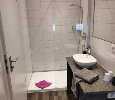 Waggershausen Hotel | Hotel Gästehaus Stock Zimmer Brotkörble