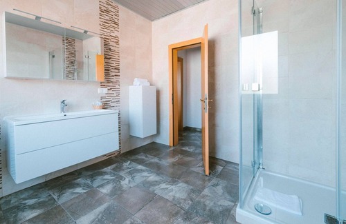 Illmitz House | Hotel Garni Dreibettzimmer Du/wc - Hotel Johannes-zeche Tauber