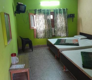 Haridwar Hotel | Hotel Gayatri Guest House Haridwar Near Railway Station - Ganga Ghat - Best Hotel in Haridwar