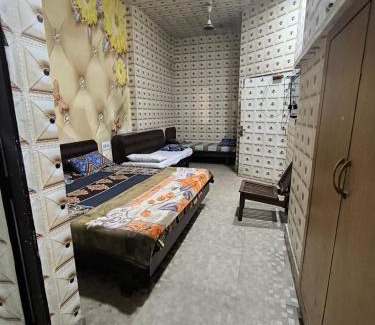 Amritsar Hotel | HOTEL JOGI GUEST HOUSE welcome all families, friends, groups, couples, singles fully Airconditioner, attach washrooms, lift, wifi, 24 hours room service, power backup