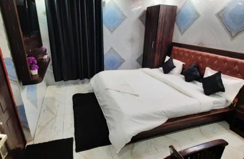 Charbagh Hotel | Hotel Krishna Palace Charbagh Lucknow - Fully Air Conditioned - Near Lucknow Charbagh Railway Station - Good Choice of Travellers