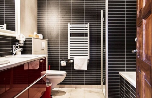 Kopavogur Hotel | Hotel Kriunes - A city hotel by the lake