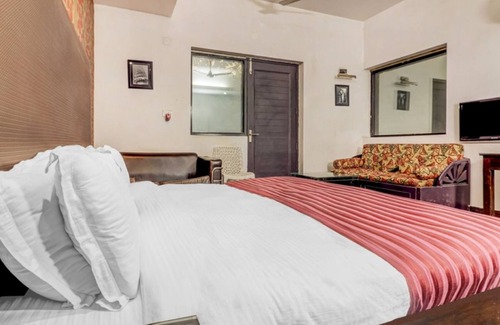Saket Hotel | Hotel Kular at Saket Near PVR Cinema