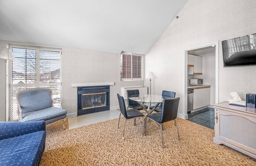 Saint-Sauveur House | Hotel le Domaine Studio Queen kitchen balcony