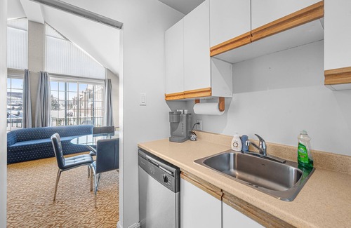 Saint-Sauveur House | Hotel le Domaine Studio Queen kitchen balcony