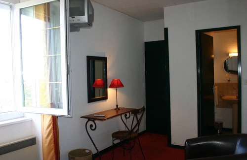 Pradelles Hotel | HOTEL ** LE PONANT RESTAURANT