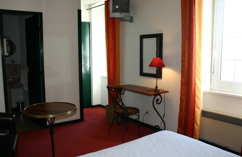 Pradelles Hotel | HOTEL ** LE PONANT RESTAURANT