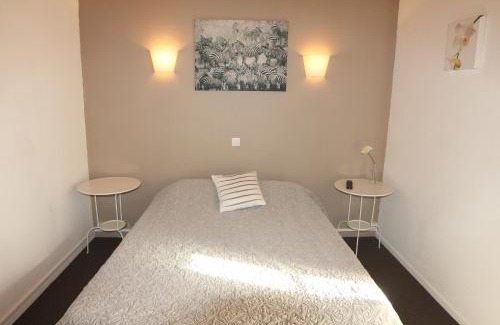 Queyrac Hotel | Hotel Les Vieux Acacias