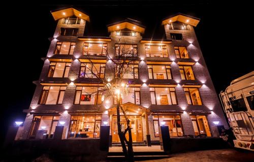Old Manali Hotel | Hotel Old Smugglers with Balcony mountain view AC hot and Cold Near to Hadimba Temple Near to Mall Road#Free Pick from Volvo Bus Stand