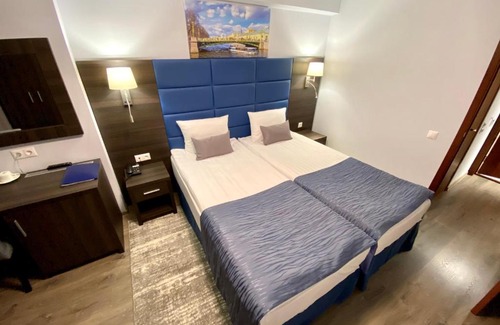 Komendantskyi Airfield Hotel | Hotel Orbital