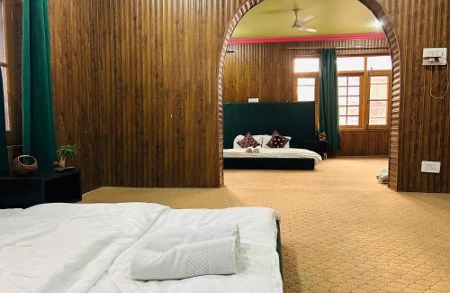 Srinagar Hotel | hotel queen city
