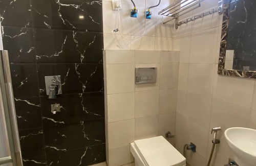 Delhi Hotel | Hotel Red Chilly