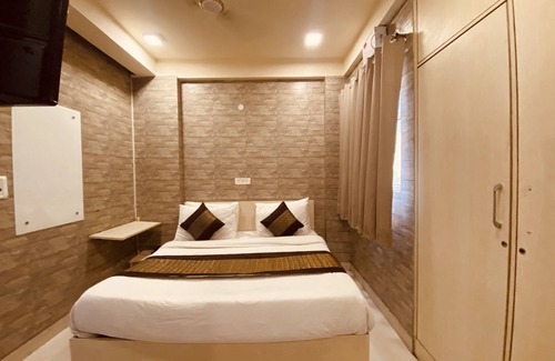 Delhi Hotel | Hotel Red Chilly