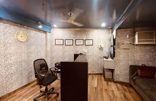 Delhi Hotel | Hotel Red Chilly
