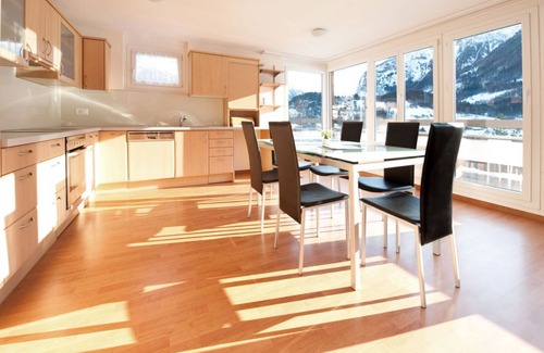 Meiringen Hotel | Hotel Sherlock Holmes & Khana Restaurant 200 m Gondola to Hasliberg Ski